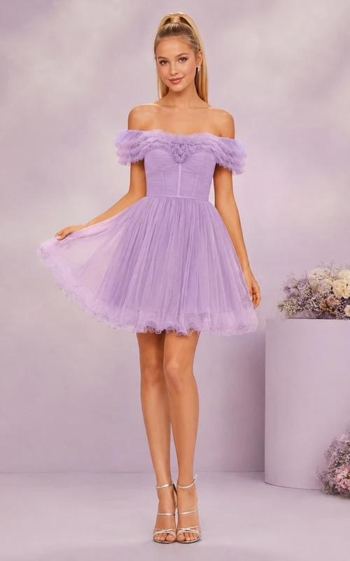Robe de cocktail élégante courte/mini en tulle lavande, coupe babydoll, style trapèze, idéale pour les fêtes de fin d'année.