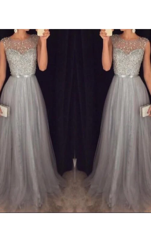 Vestidos de corte A, escote redondo, sin mangas, de tul, con abalorios y cola larga.