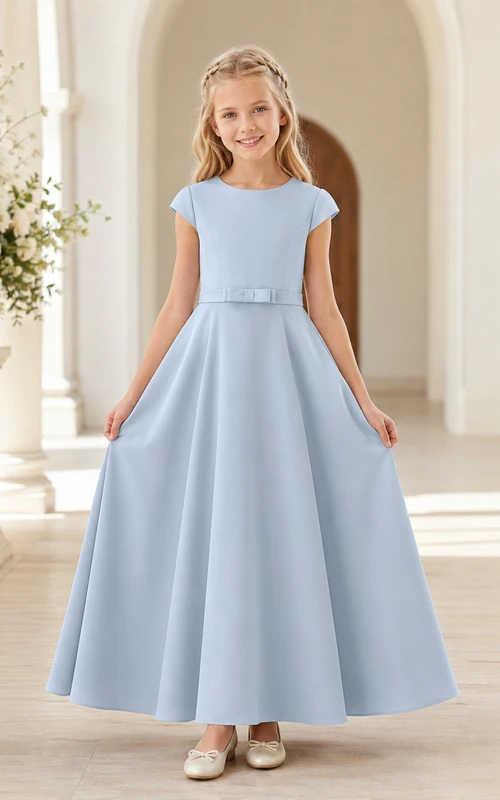 Vestido de niña de flores, azul acero, satén, corte en A, manga corta, cuello joya, largo hasta el suelo.