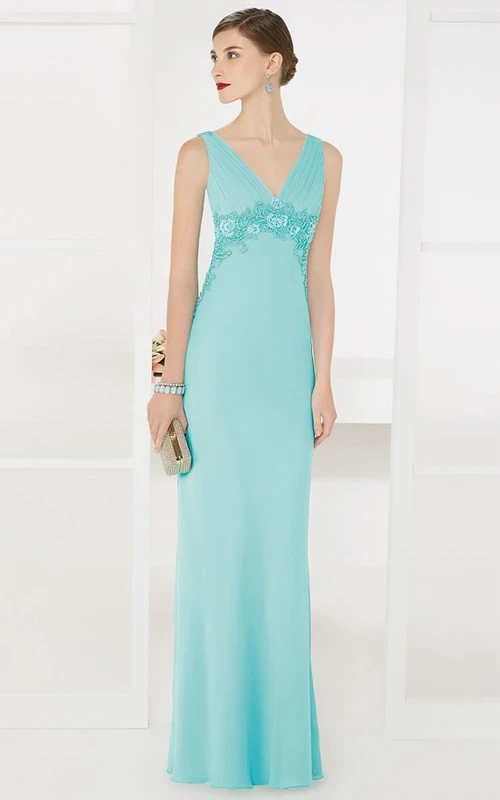 Robe de bal longue fourreau à col en V, taille empire ornée d'appliqués et dos illusion