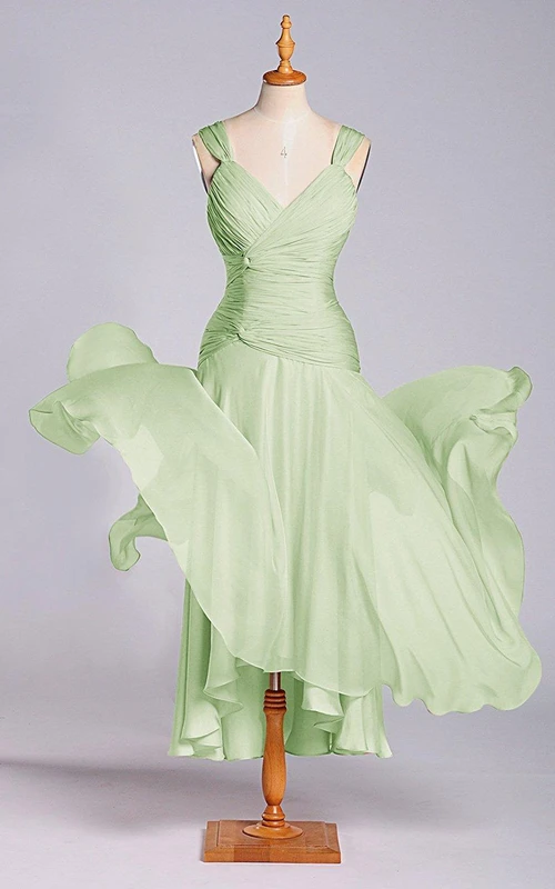 Neu eingetroffen: Teelanges Kleid mit Rüschen und Trägern