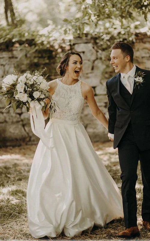 Robe de mariée champêtre en mousseline de soie à col rond et coupe empire, en dentelle et dentelle, idéale pour une cérémonie en extérieur.