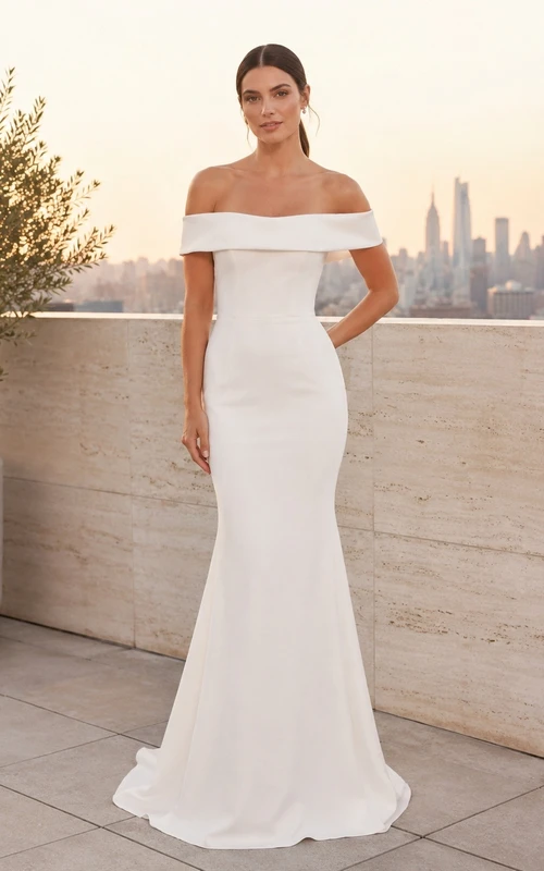 Elegante vestido de novia de satén sin mangas con escote Bardot y cola larga, estilo sirena, ideal para una boda íntima.