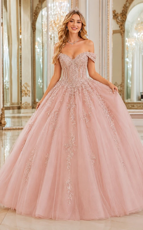 Vestido de princesa de quinceañera color rubor con espejos, escote corazón y hombros descubiertos, encaje brillante.