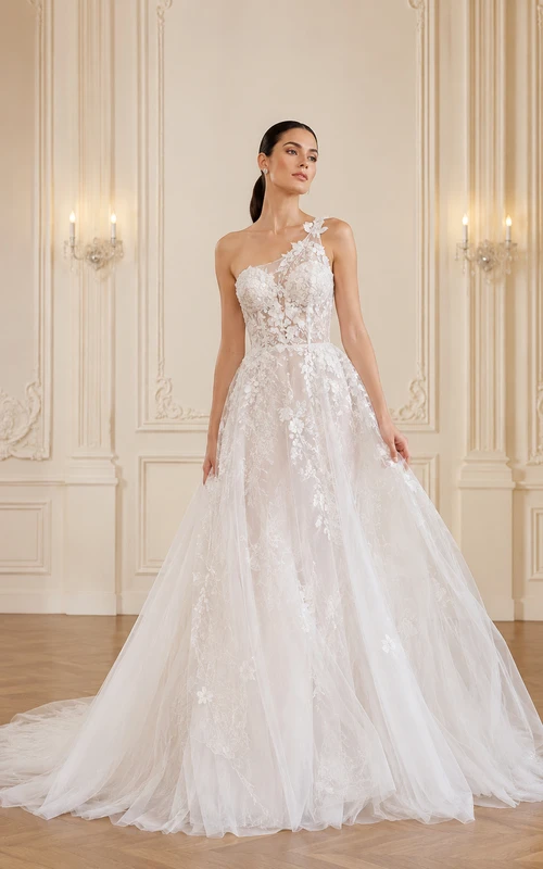 Vestido de novia asimétrico de encaje con corte en A y cola de capilla.