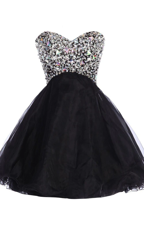Vestido corto de cuello corazón con capas y corpiño de cristal