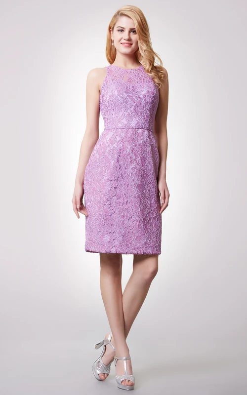 Vestido corto de encaje sin mangas con escote joya y espalda con abertura.