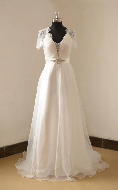 Vestido de organza de manga corta con escote en V, corte en A, corpiño plisado y bordados con cuentas.