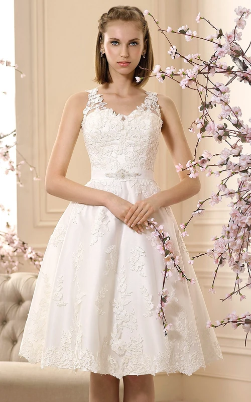 A-Linien-Brautkleid mit V-Ausschnitt, ärmellos, knielang, mit Applikationen aus Spitze und Schleife