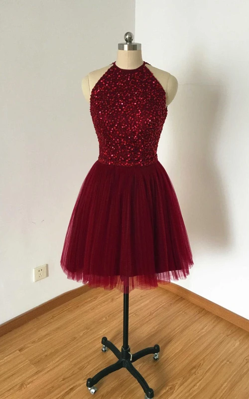 Vestido corto de tul color burdeos con espalda descubierta y detalles de pedrería.
