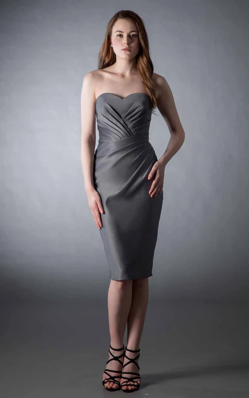 Robe de demoiselle d'honneur en satin, coupe crayon, longueur genou, froncée, sans manches, décolleté cœur, ourlet en cœur.