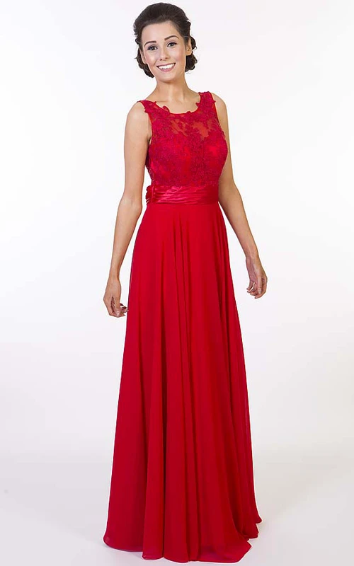 Robe de bal longue en mousseline de soie sans manches, coupe trapèze, ornée d'appliqués et dos nu en forme de goutte, avec décolleté arrondi et application.