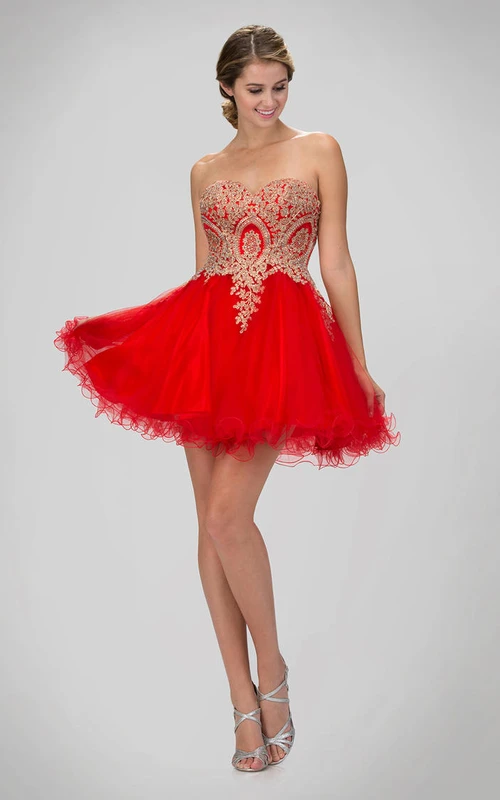 Robe trapèze mini décolleté cœur sans manches en tulle dos nu ornée de perles et de volants