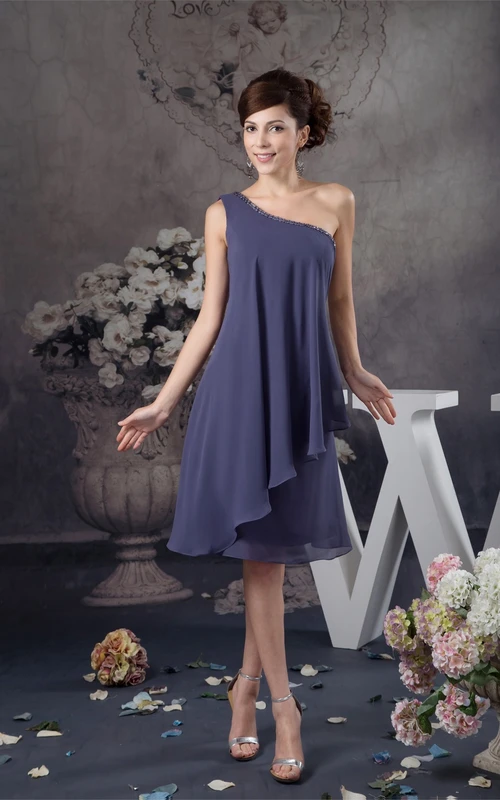 Knielanges Chiffonkleid mit einseitiger Schulterpartie und Perlenstickerei