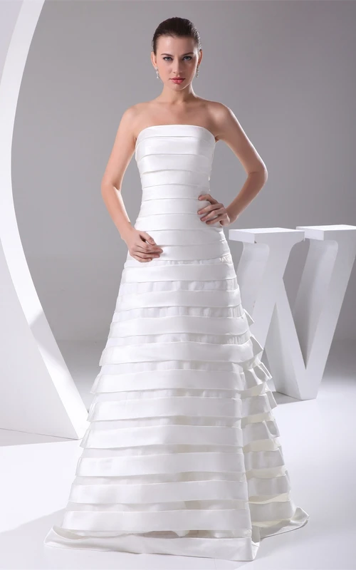 Vestido sencillo de corte A hasta el suelo con vendaje y lazo en la espalda.