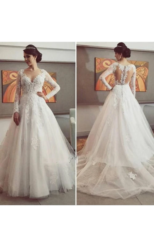 Zartes Tüll-Brautkleid mit Spitzenapplikationen, Knopfleiste und Reißverschluss am Rücken, lange Ärmel