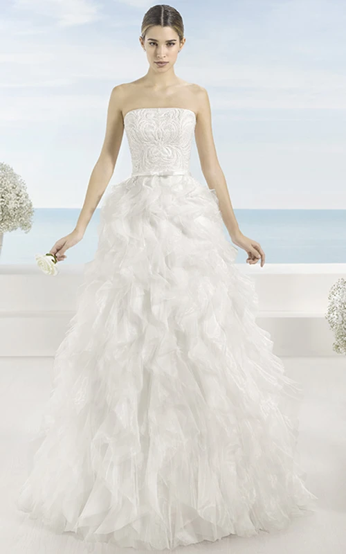 Robe de mariée longue bustier en tulle, coupe trapèze, sans manches, à volants cascade et traîne chapelle