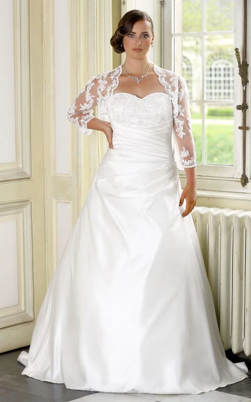 Robe trapèze longue en satin à manches longues en forme de cœur, décolleté cœur et drapé sur le côté