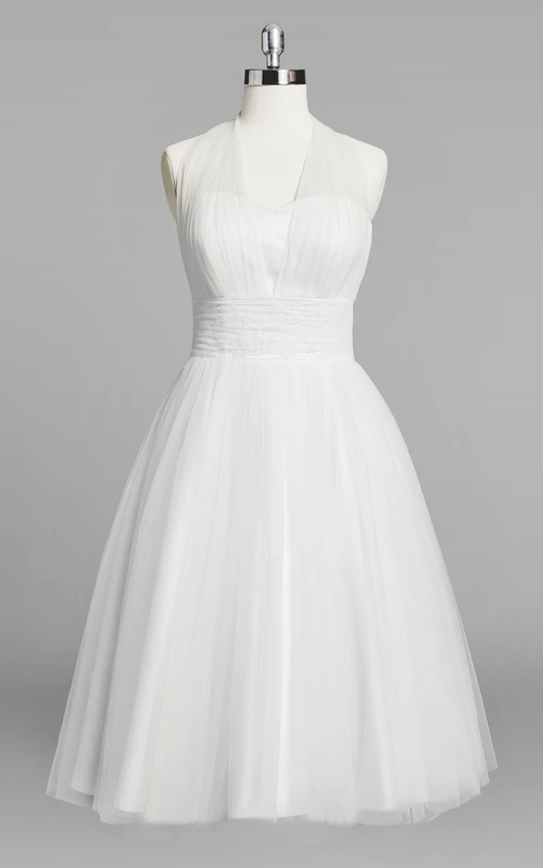 Vestido de novia corto de tul con escote halter y corte en A, largo hasta la rodilla y fruncido.