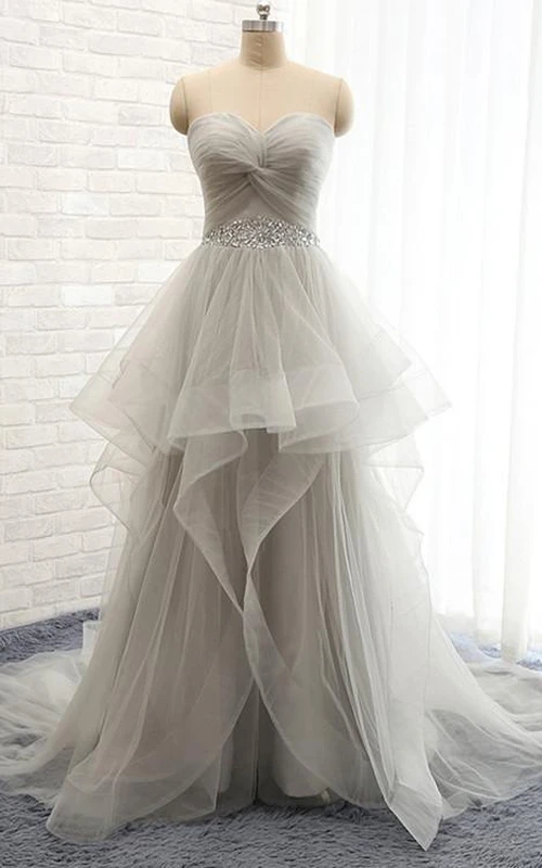 Elegantes vestidos de novia de corte A con escote redondo y pedrería.