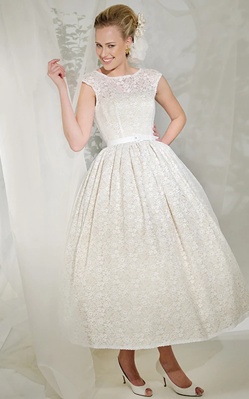 Vestido de novia de encaje con escote redondo, mangas cortas y lazo, largo hasta la rodilla, corte en A