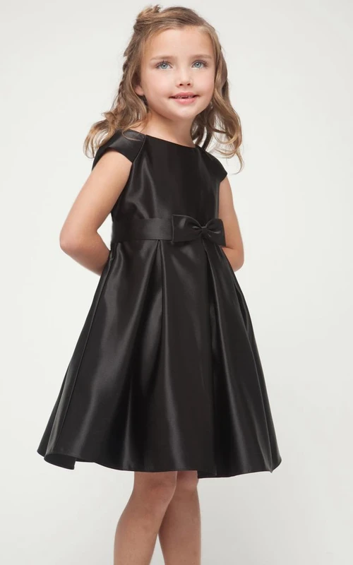 Robe de demoiselle d'honneur en satin à manches courtes et nœud, arrivant au genou
