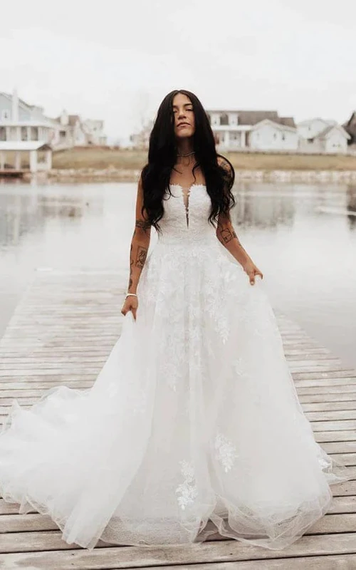 Vestido de novia de corte imperio sin tirantes con escote de tul y apliques de encaje