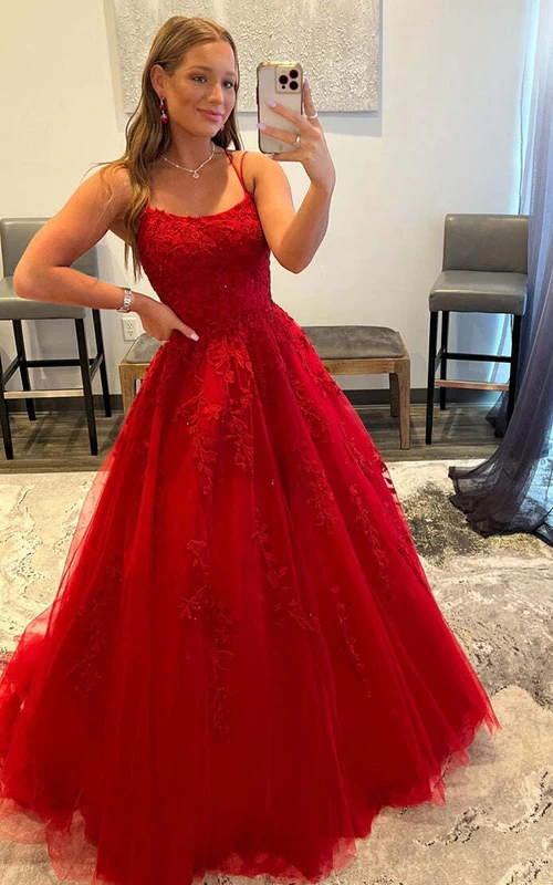 Vestido de gala con apliques de encaje rojo