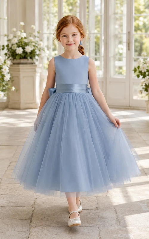 Blaues A-Linien-Kleid aus Tüllspitze für Blumenmädchen mit kurzen Ärmeln, V-Ausschnitt, wadenlangem Rock und Schleifendetail.