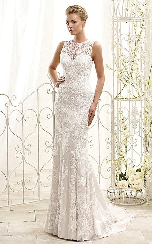 Robe de mariée fourreau en dentelle à col montant, sans manches et à manches longues, ornée d'appliques et d'effet illusion.
