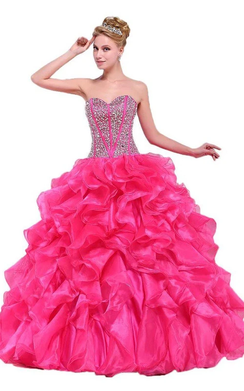 Elegantes Ballkleid mit herzförmigem Herzausschnitt, Rüschen und Perlenstickerei