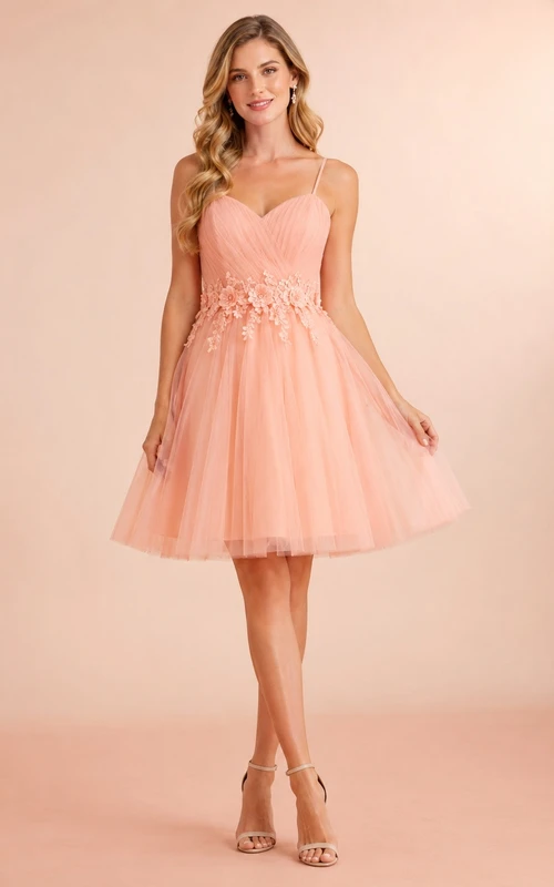 Pfirsichfarbenes Tüllkleid mit floraler Taille und weichem Tellerrock, verziert mit einer dreidimensionalen floralen Taille