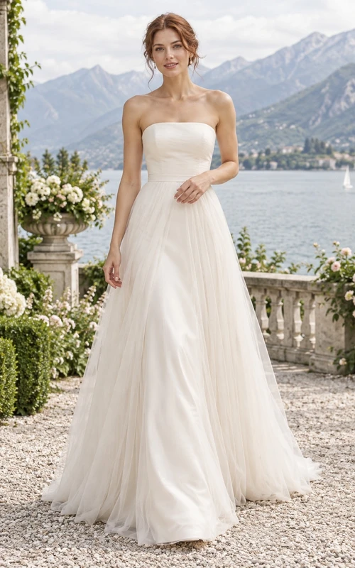 Vestido de novia romántico sin tirantes, de tul y satén, corte en A, sin mangas y con cola.