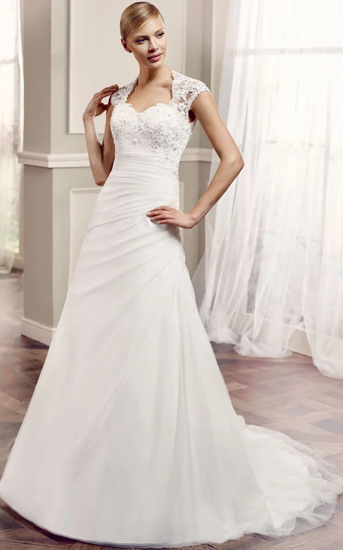 Vestido de novia de encaje con corte en A, drapeado lateral, mangas largas tipo casquillo, espalda con abertura y apliques.