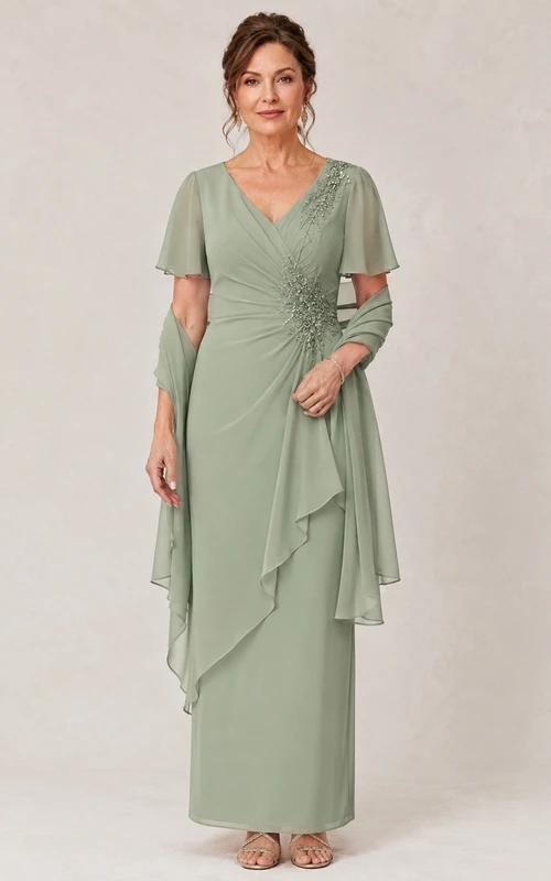 Robe de mère en mousseline à manches courtes, col V et coupe trapèze, avec cape.
