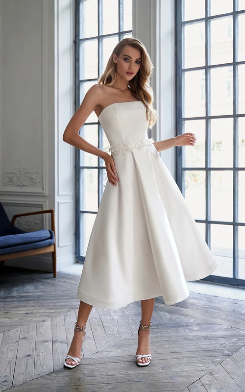 Vestido de novia sencillo de satén sin tirantes, corte en A y largo hasta la rodilla