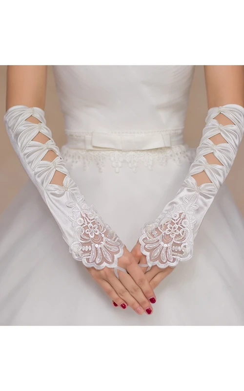 Lange Handschuhe mit weißer Schleife und Perlenstickerei
