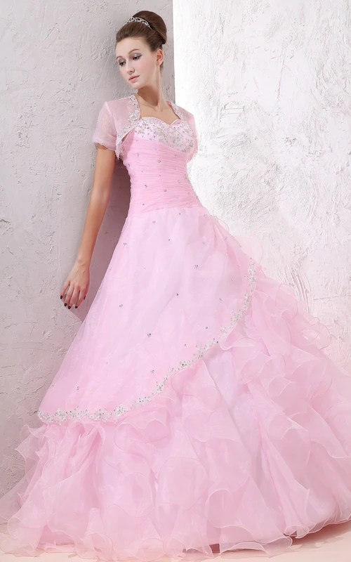 Robe de bal à décolleté cœur rosé avec volants et haut perlé