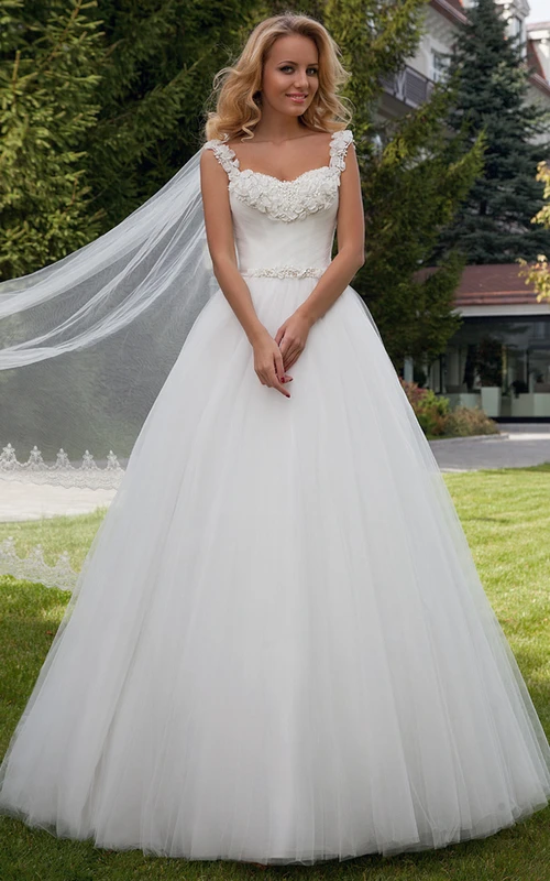 Robe de mariée de bal sans manches en tulle à bretelles, ornée de perles et d'un nœud.