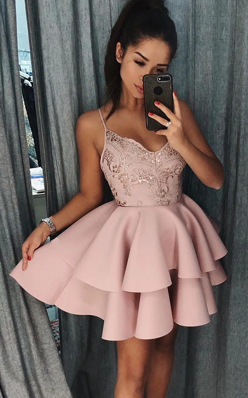 Ärmelloses A-Linien-Kleid aus Satin mit Perlenbesatz, Rüschen und Stufen – Homecoming-Kleid