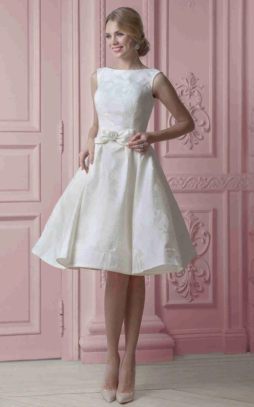 Robe de mariée midi en satin à imprimé floral, bustier cœur, ruban et laçage