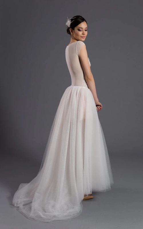 Vestido de tul de corte A con mangas cortas, espalda ilusión y escote redondo.
