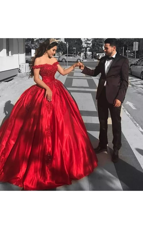 Vestido de gala largo de tul con mangas cortas y escote Bardot.