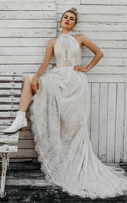 Vestido de novia campestre vaporoso de cuello alto y tul con efecto ilusión etéreo