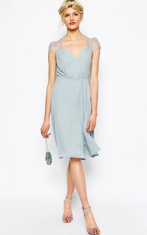 Brautjungfernkleid aus Chiffon mit V-Ausschnitt, knielang, kurzen Ärmeln und Illusionseffekt