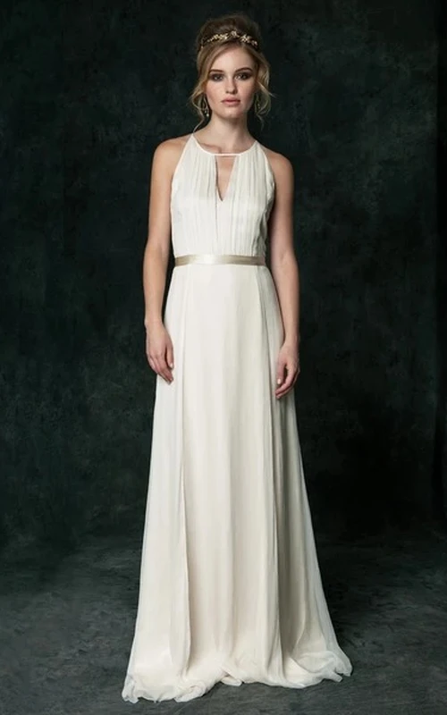 Ätherisches, ärmelloses, langes Chiffon-Brautkleid mit Neckholder und Schärpe