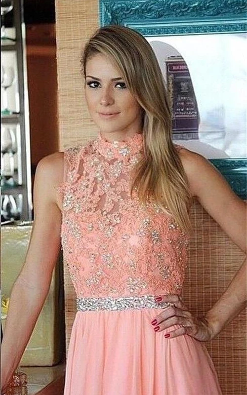 Robe de soirée rose à col montant et coupe trapèze, ornée de délicates appliques et perles.