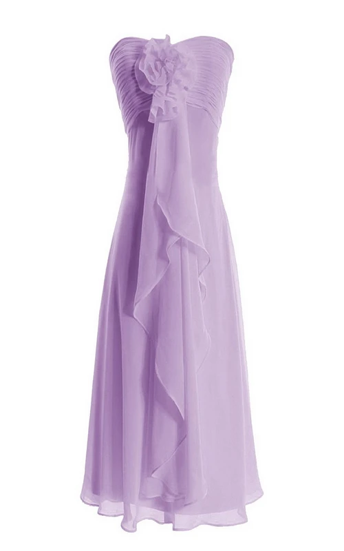 Trägerloses, knielanges Chiffonkleid mit Stufenrock und Blume
