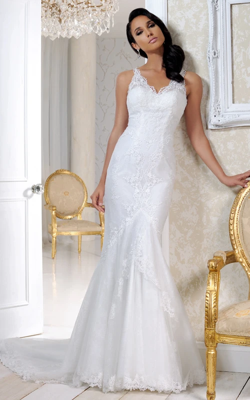 Robe de mariée longue à bretelles en satin et tulle ornée d'appliqués