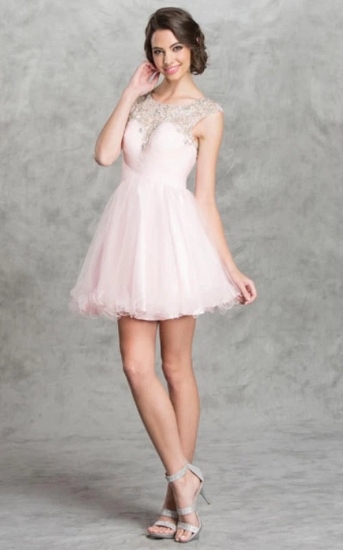 Vestido corto de tul con escote redondo, mangas cortas, abertura en forma de ojo de cerradura, abalorios y tira entrecruzadas.